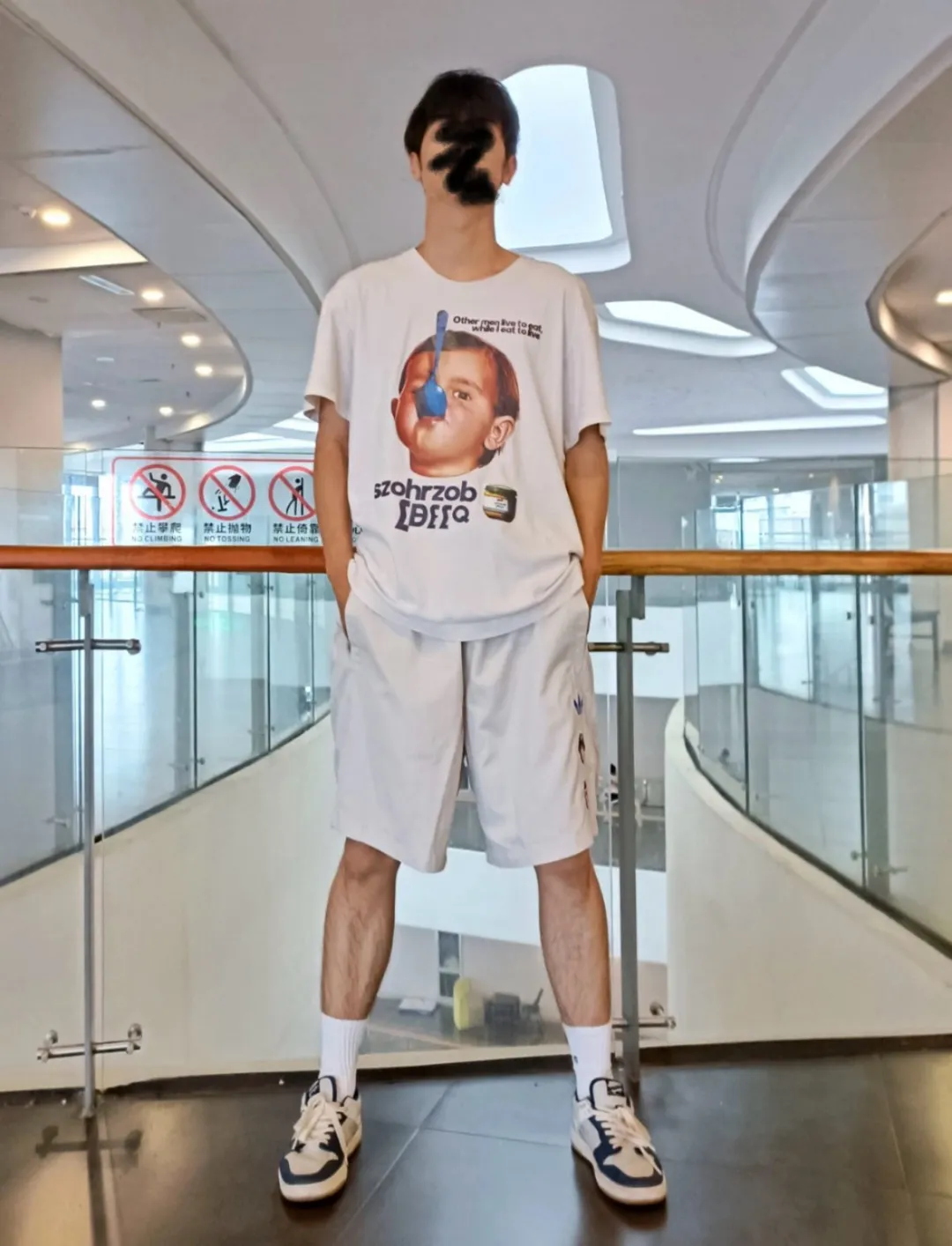 No watermark upper body renderings 𝟬𝟱𝟰𝟰𝟵# Exclusive real shot/difference between various stolen pictures and online version on the market [Adidas joint model for men and women Same Style𝗔𝗱𝗶𝗱𝗮𝘀/Adidas clover 𝘅 𝗠𝗼𝗻𝗸𝗲𝘆 𝗞𝗶𝗻𝗴𝗱𝗼𝗺 Joint Series 𝗪𝗼𝘃𝗲𝗻 𝗦𝗵𝗼𝗿𝘁𝘀】 Embroidered 𝗟𝗼𝗴𝗼 Drawstring Lace-Up casual sports casual shorts ✅Full set of 1:1 customized accessories ➕Customized three-label ➕𝗬𝘂𝗮𝗻 version hang tag ➕𝗹𝗼𝗴𝗼 packaging bag🔥 ➕Scan the tag to enter the official website. ✅The top version, worn by many bloggers on Xiaohongshu ins. 💥Excellent woven fabric, smooth to the touch, quick-drying, perspiration-wicking, lightweight, breathable, anti-wrinkle, highly elastic and non-deformable, making the upper body super stylish and cool. Very comfortable in the hot summer! ✅Simple and atmospheric! Ordered from a major factory, the three standards are complete. Both the fabric and workmanship details are absolutely top-notch. The three-dimensional tailoring makes the upper body appear slimmer. In the hot and long summer, it is strongly recommended that you have two, it is a must buy! Size: S.M, L, XL, Color: Black, White